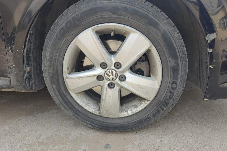 Used Volkswagen Lavida 2011 1.6L Manual - Premium Edition Right Front Wheel Hub