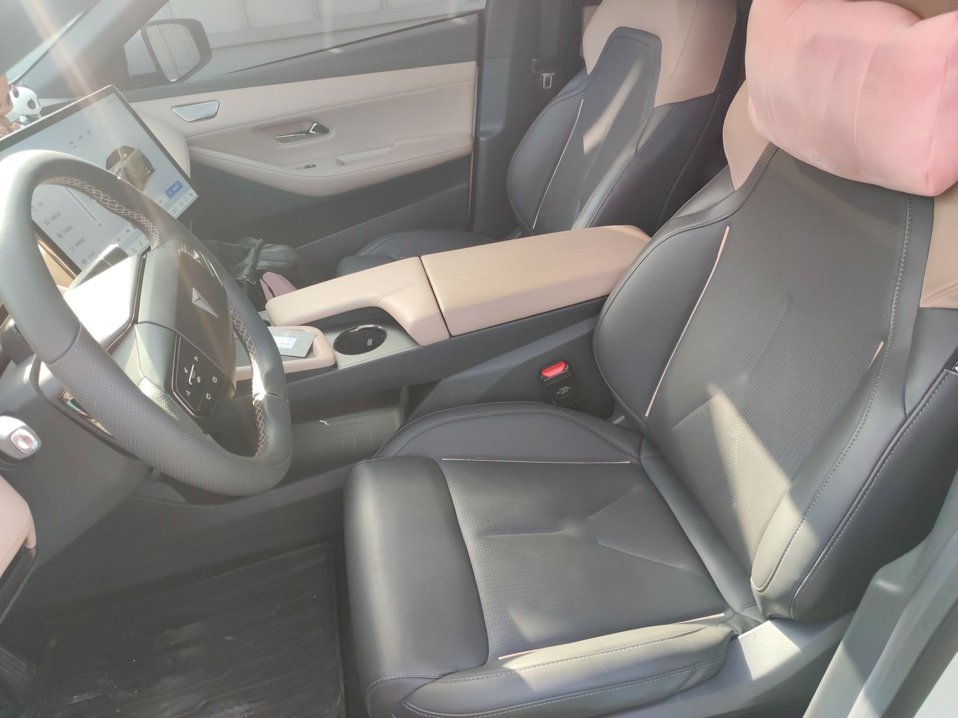 المقاعد الأمامية داخل السيارة