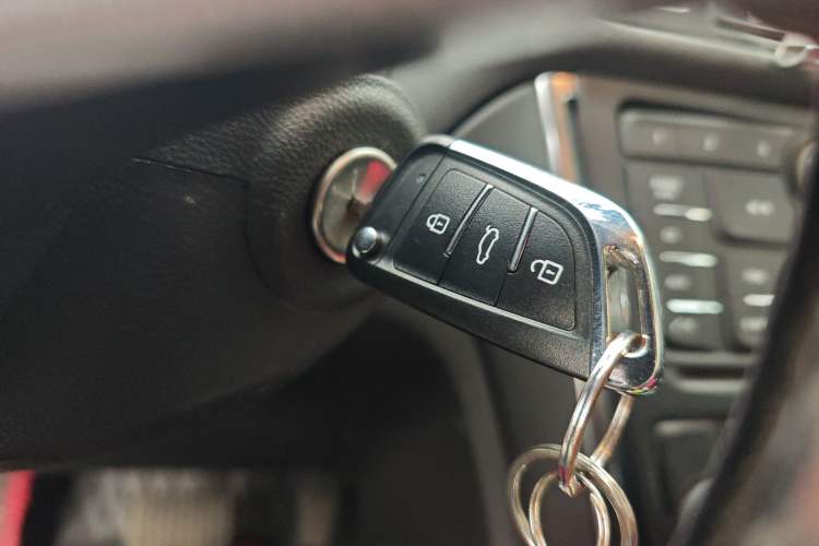 Used Buick Encore 2015 1.4T Automatic Two-Wheel Drive Urban Elite Version Vehicle Key