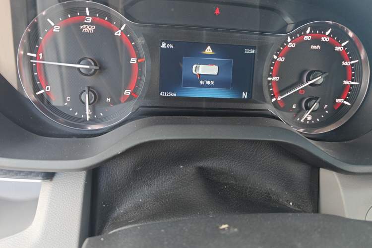 Used SAIC MAXUS Xintu V90 2022 2.0T AMT Yunjie Front-Wheel-Drive Short Wheelbase Mid-Roof Design with Single Rear Tire and 6 Seats