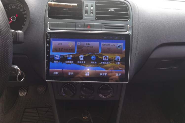 Used Volkswagen Polo 2016 1.4L Manual Fashion Model Audio And AC Panel