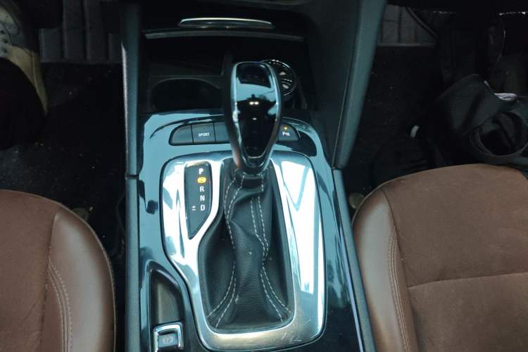 Used Buick Regal 2017 20T Luxury Model Gear Lever