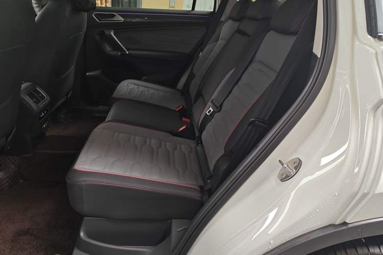 Used Volkswagen Tiguan L 2023 330TSI Automatic Two-Wheel Drive R-Line Flagship Edition Left Rear Seat