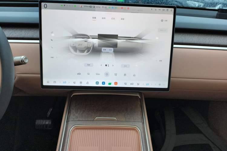 Used ONVO Luxeed L90 2025 Model—Ultra Six-Seater Version Audio And AC Panel