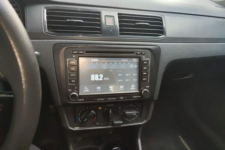 Used Volkswagen Santana 2016 1.6L Automatic Fashion Edition Audio And AC Panel