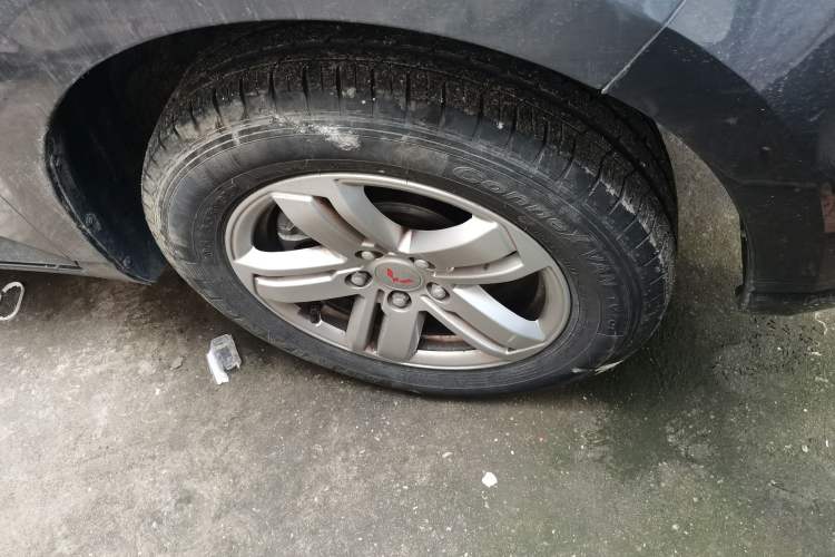 Used Wuling Zhengcheng 2021 1.5T Manual Luxury Version Right Front Wheel Hub
