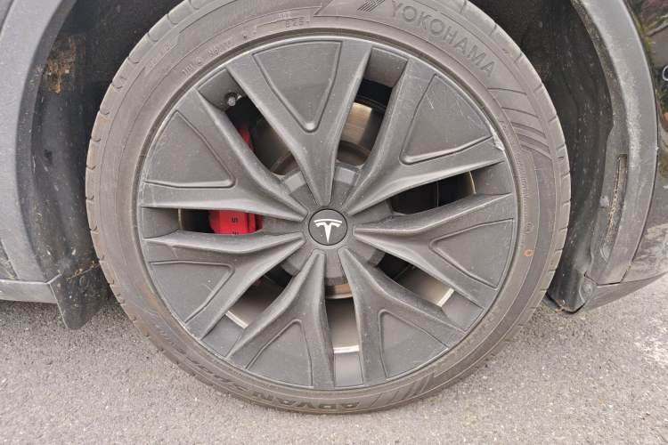 Used Tesla Model Y 2023 Long-Range All-Wheel-Drive Version Right Front Wheel Hub