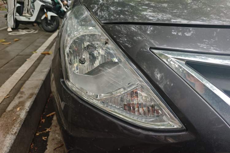 Used Nissan Sunny 2014 1.5XL Manual Deluxe Edition Right Front Headlight