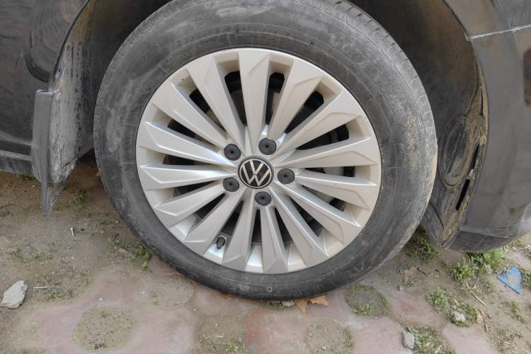 Used Volkswagen Lavida 2021 1.5L Automatic Vision Edition Right Front Wheel Hub