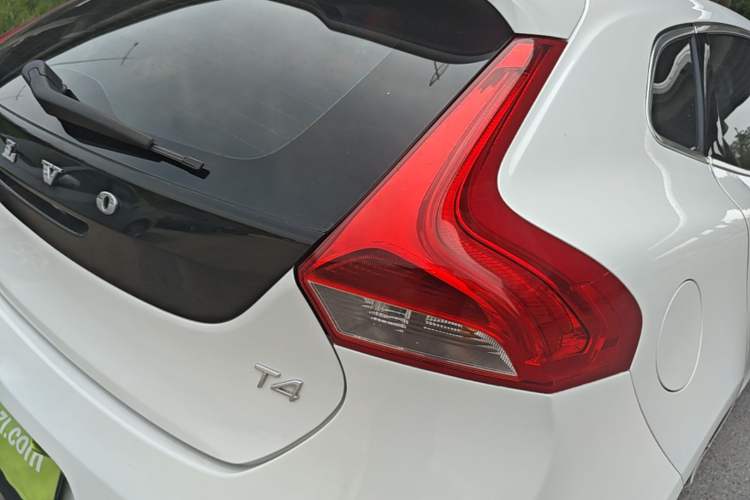 Used Volvo V40 2016 T4 Smart Luxury Edition Right Rear Taillight