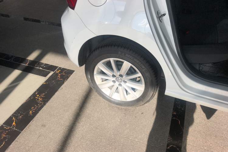 Used Volkswagen Polo 2014 1.6L Automatic Comfort Edition Right Rear Wheel Hub