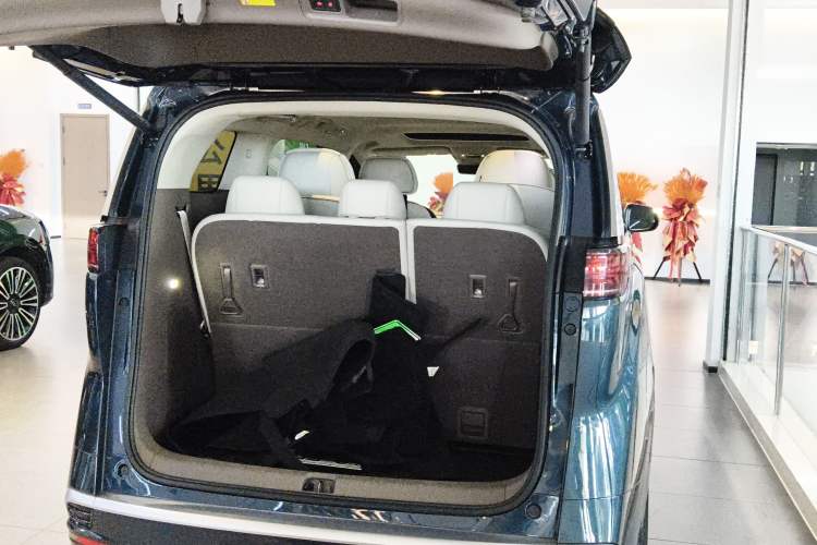 Used Denza D9 2022 DM-i 970 Four-Wheel Drive Flagship Model
