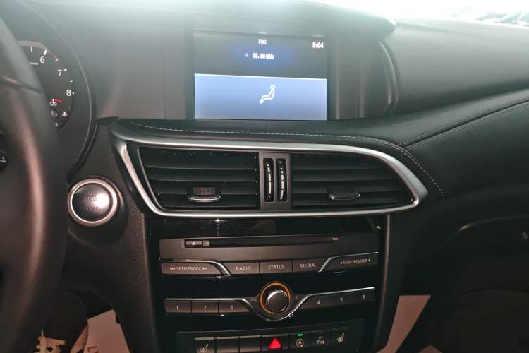 Used Infiniti QX30 2018 1.6T Two-Wheel Drive Extreme Edition Audio And AC Panel