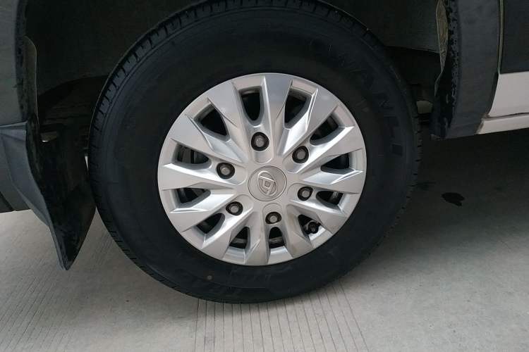 Used SAIC MAXUS Xintu V90 2020 2.0T AMT Yunjie Edition Front-Wheel Drive Rear Single Tire Short Wheelbase Mid-Height 6-Seater
