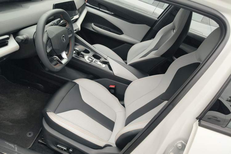 Used Changan UNI-V iDD 2024 Blue Whale Smart Electric iDD 136km ZhiKu Model