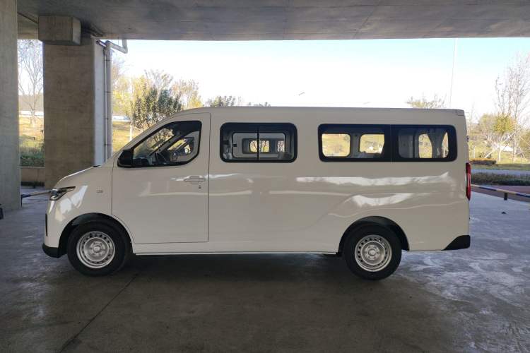 Used Wuling Yangguang 2024 300KM Comfort Version Passenger Van 75kW
