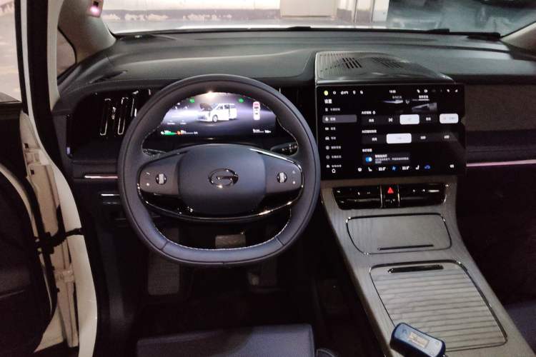 Used GAC Trumpchi Xiangwang M8 2025 Kunkun Series Max Luxury Cabin
