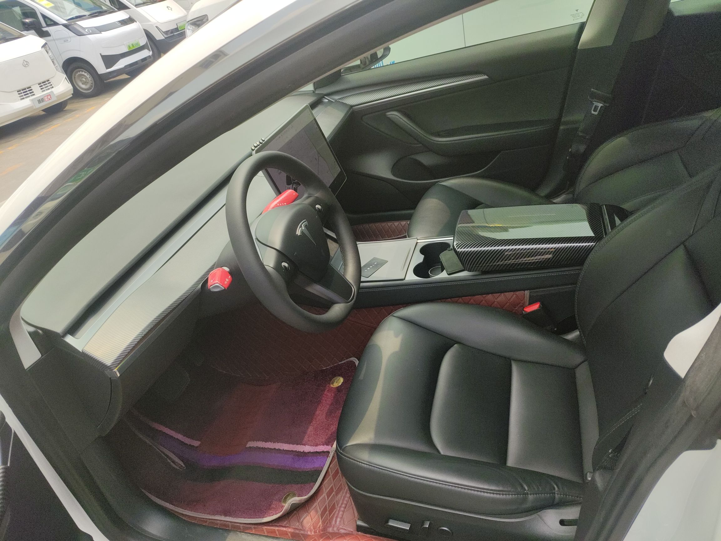 المقاعد الأمامية داخل السيارة