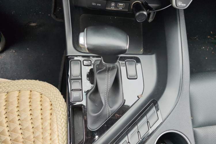 Used Kia KX7 2017 2.4L Automatic 2WD GLS 5-Seater Gear Lever