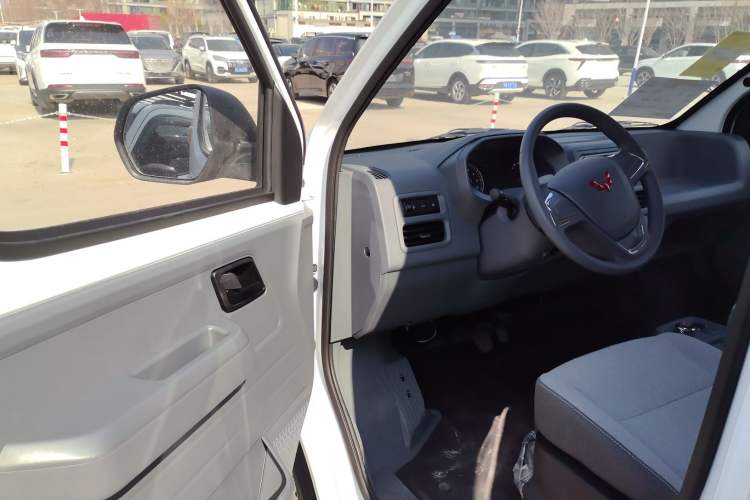 Used Wuling Yangguang 2024 300KM Comfort Version Passenger Van 75kW Driver Seat