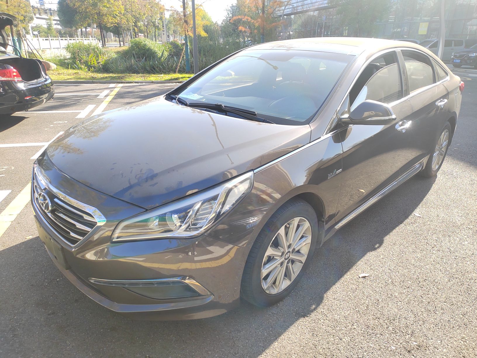 Под передней частью автомобиля