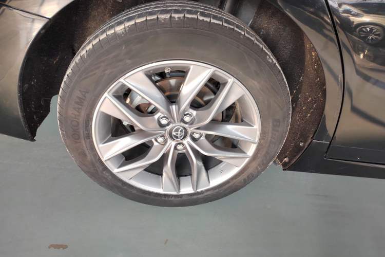 Used Toyota Avalon 2021 2.5L Luxury Edition Right Rear Wheel Hub