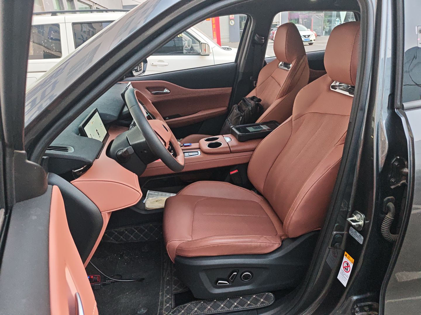 المقاعد الأمامية داخل السيارة