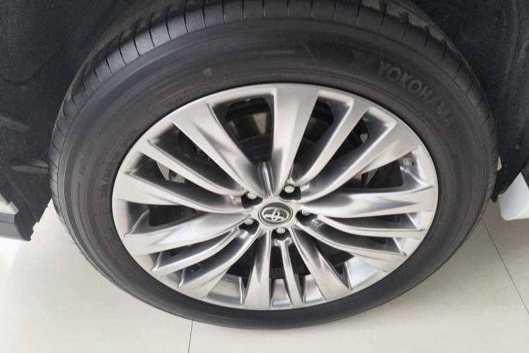 Used Toyota Highlander 2023 2.5L Smart Electric Hybrid Dual-Engine Four-Wheel Drive Prestige Version – 7 Seats Right Rear Wheel Hub