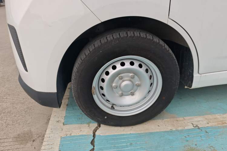 Used Wuling Yangguang 2024 300km Comfort-Grade Passenger Van 60kW