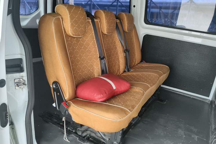 Used Ford Transit 2019 2.0T Diesel Multi-Purpose Commercial Vehicle Mid-Drive Mid-Roof 6-Seater China VI Standard
