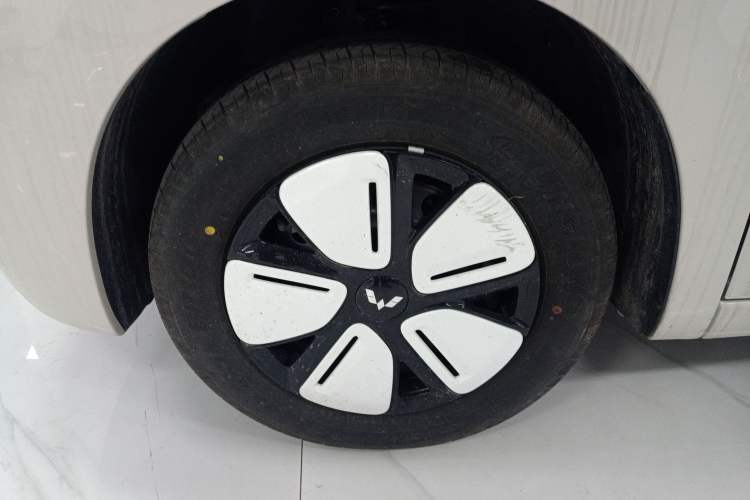 Used Wuling Hongguang MINIEV 2025 Four-Door Version Advanced Edition Left Front Wheel Hub