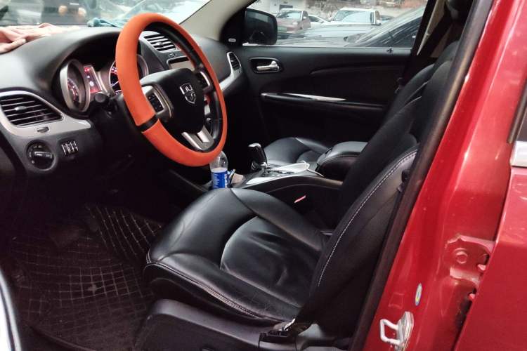 Used Dodge Journey 2013 2.4L Two-Wheel Drive Luxury Version Left Front Seat