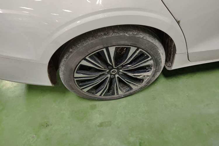 Used Volvo S60 New Energy 2023 T8 All-Wheel Drive Long-Range Zhiyi Luxury Edition Right Rear Wheel Hub