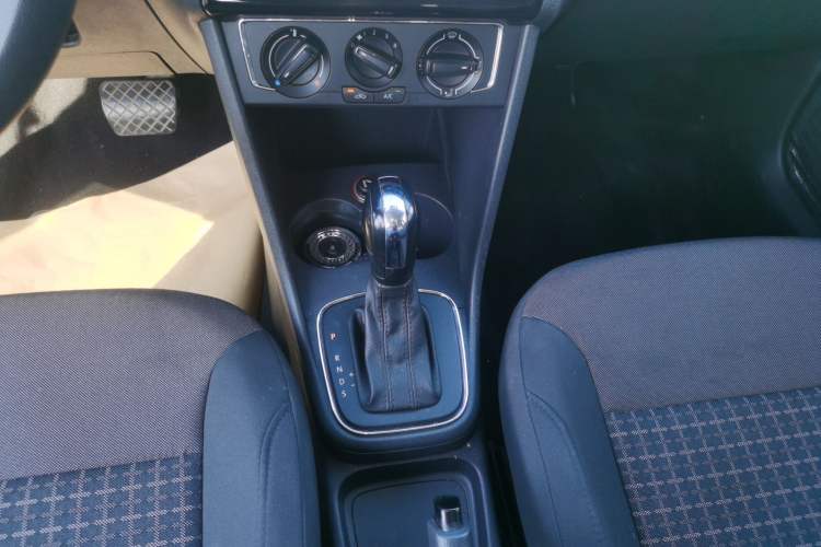 Used Volkswagen Polo 2014 1.4L Automatic Comfort Edition Gear Lever