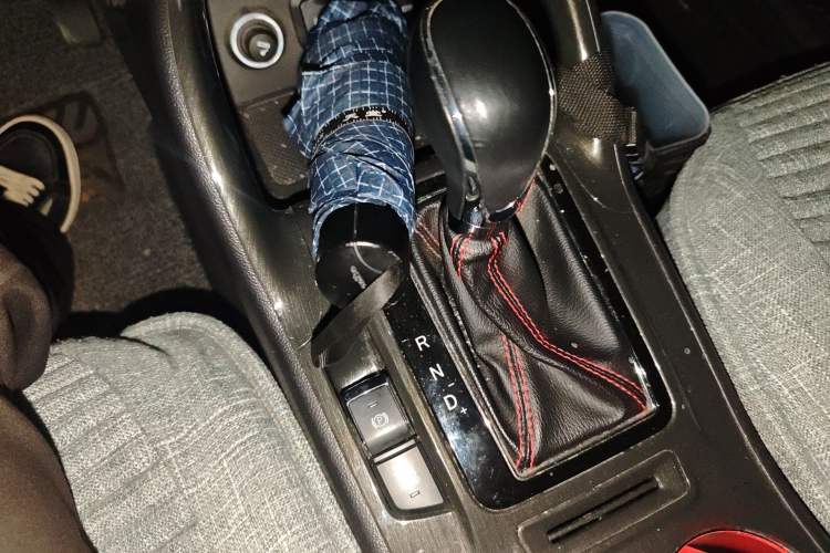 Used CHANGAN CS75 2017 Shangkui Edition 1.5T Automatic Fengyue Model Gear Lever