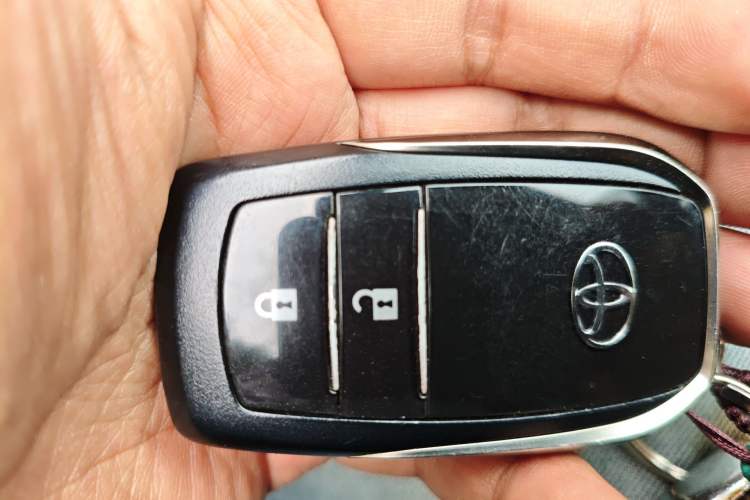 Used Toyota RAV4 2016 2.0L CVT Two-Wheel Drive Fashion Edition China V Standard Vehicle Key