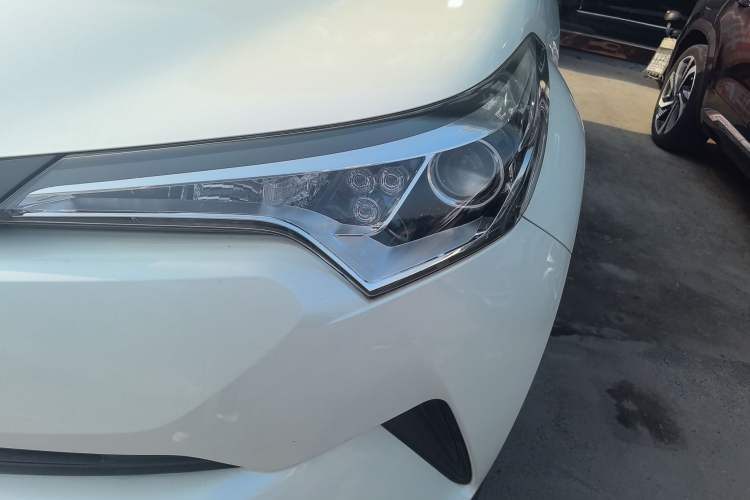 Used Toyota C-HR 2018 2.0L Leading with Sunroof China VI Standard
