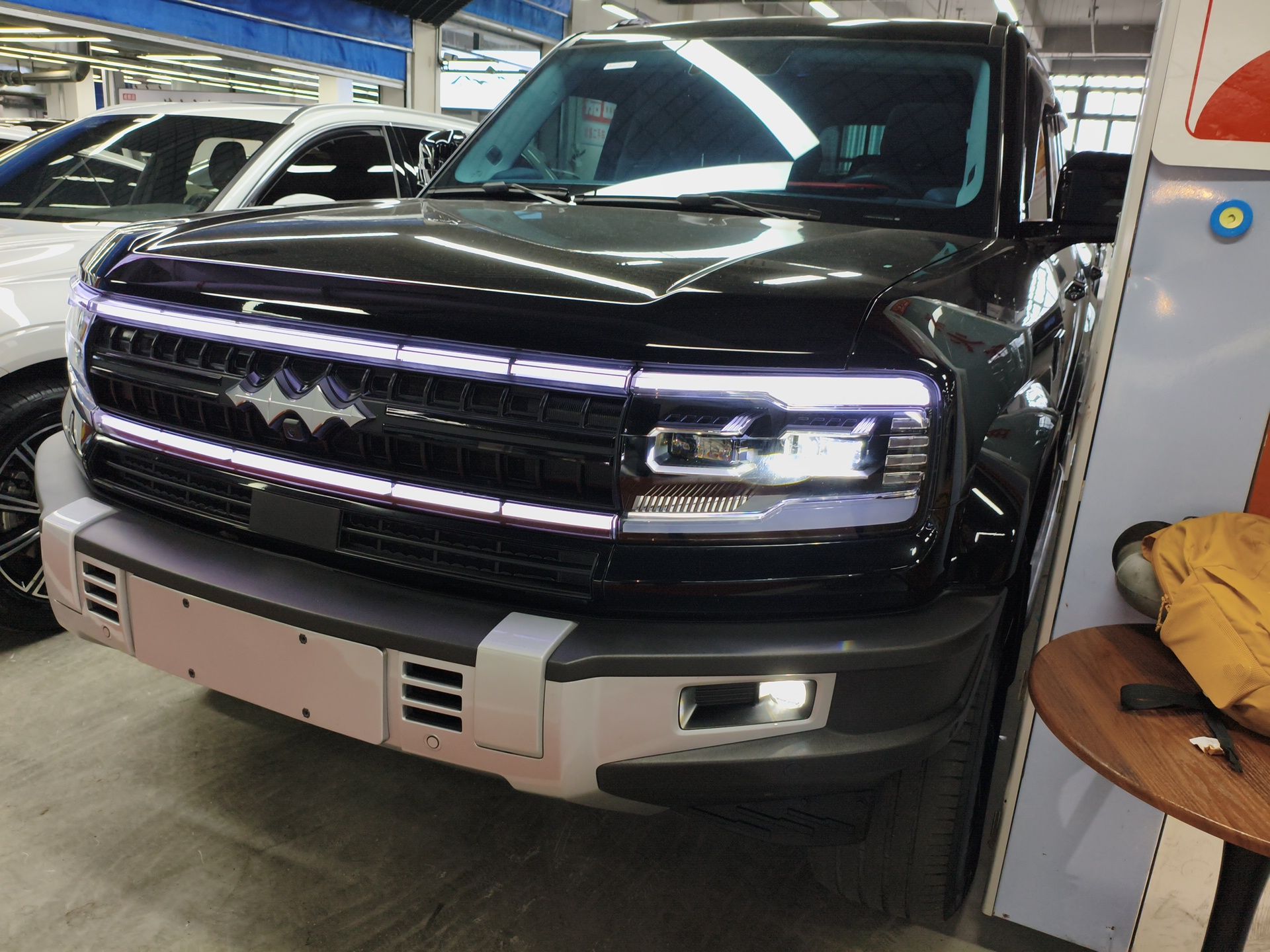 تحت مقدمة السيارة