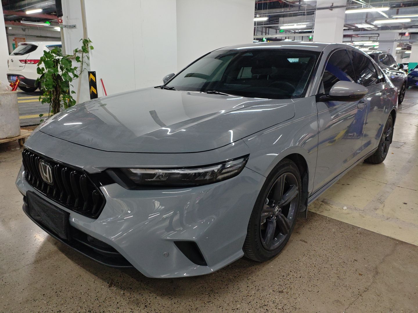 Под передней частью автомобиля