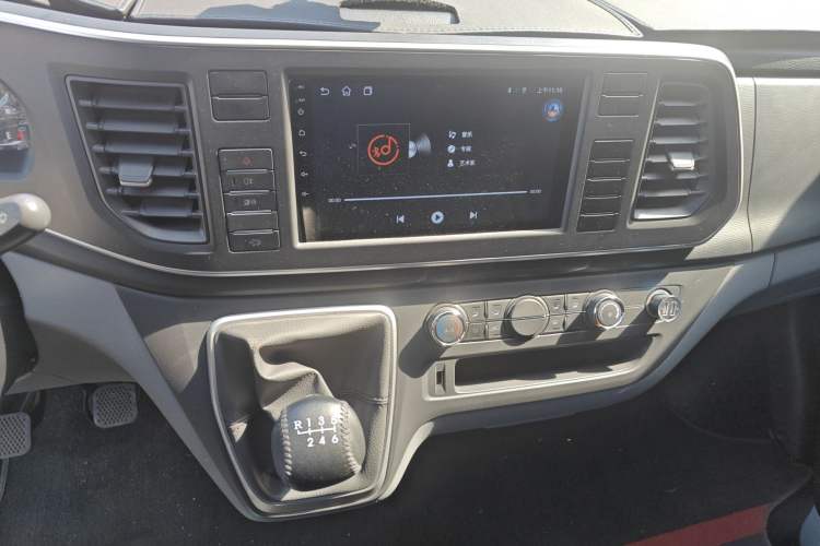 Used SAIC MAXUS Xintu V80 2024 Facelift Aoyuntong 6MT Short Wheelbase Mid-Height Version 147 Ps 5/6 Seats Audio And AC Panel