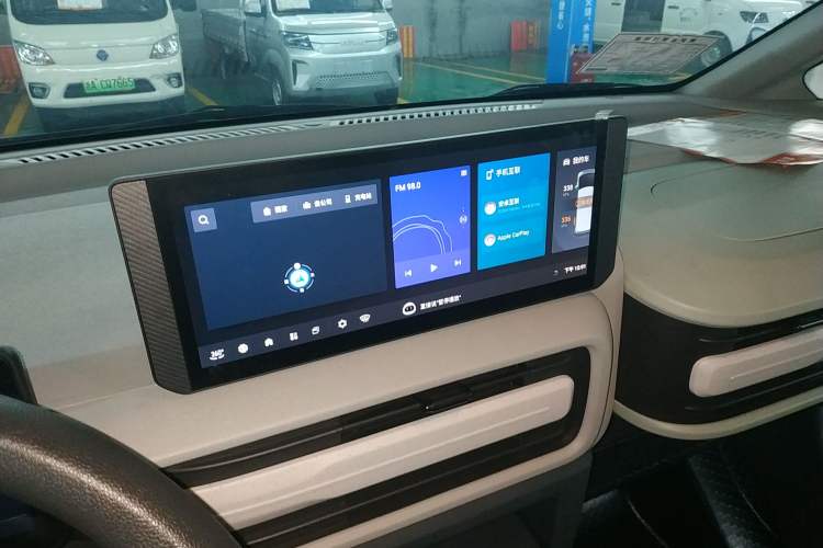 Used SAIC MAXUS Dana V1 2024 M1 Long-Wheelbase Low-Roof Passenger Version (64 kWh)
