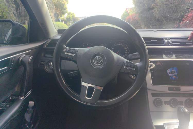 Used Volkswagen Magotan 2015 Revised Version 2.0 TSI Luxury Edition Steering Wheel