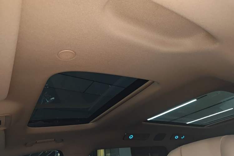 Used Denza D9 2025 DM-i Smart Drive 1020 Four-Wheel Drive Premium Model
