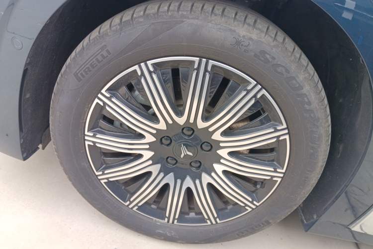 Used VOYAH Dream 2025 EV Four-Wheel Drive Flagship Kunpeng Edition
