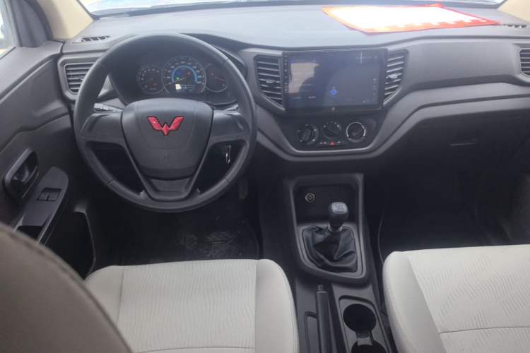 Used Wuling Hongguang V 2022 1.5L Enjoy Edition Electric-Powered LAR Center Console