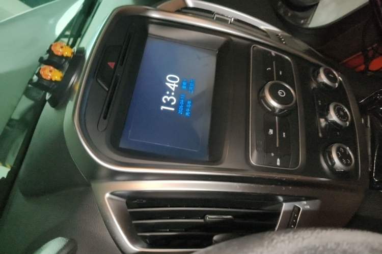 Used JMC Yuhu 3 2018 2.5T Diesel Two-Wheel Drive Advanced Version Standard Wheelbase Audio And AC Panel