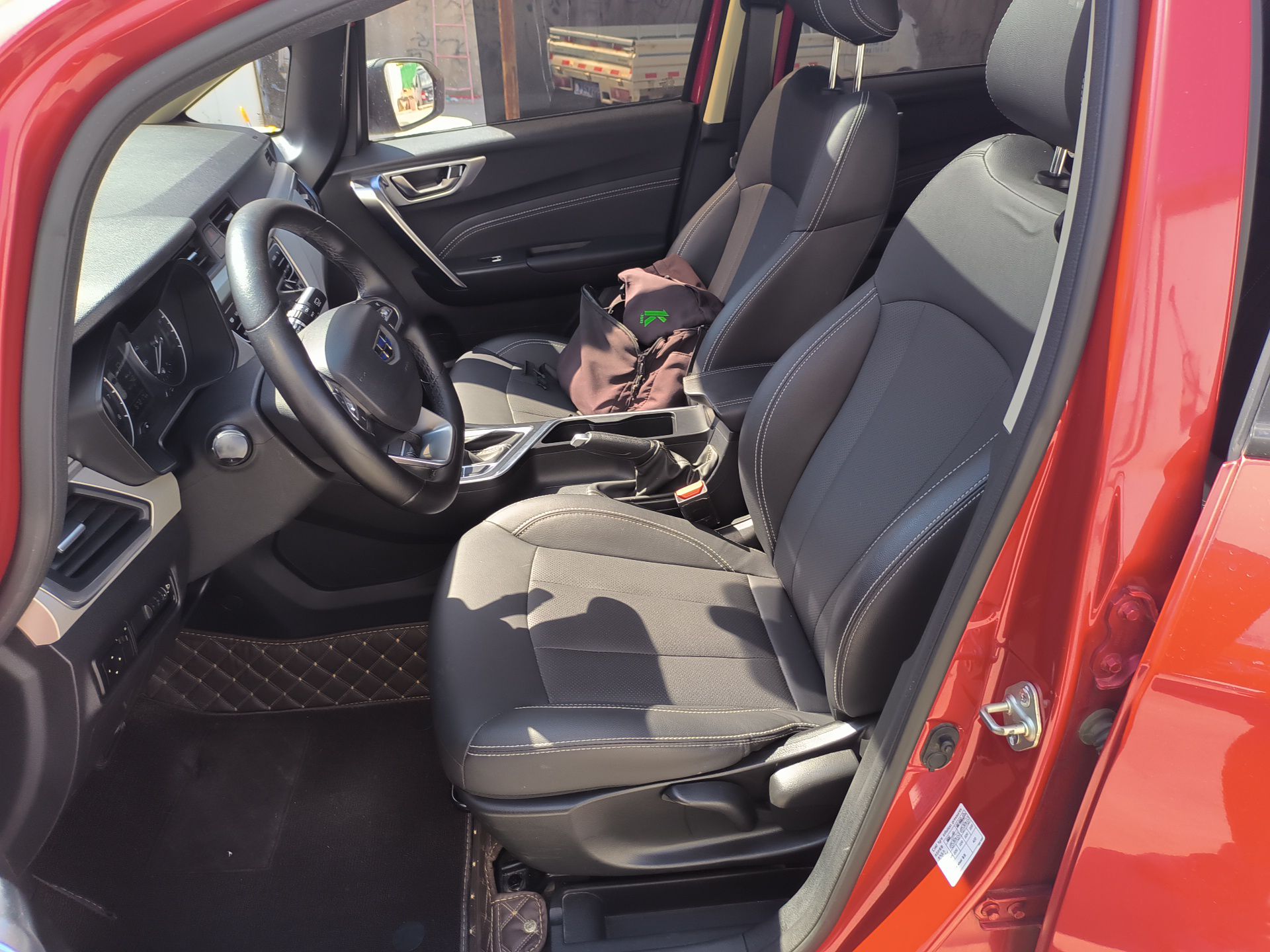 المقاعد الأمامية داخل السيارة