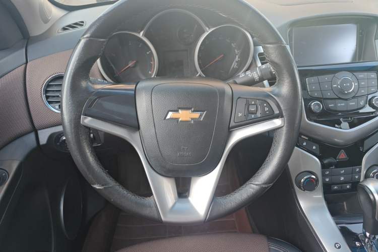 Used Chevrolet Cruze 2015 Hatchback 1.6L Automatic Comfort Edition Steering Wheel