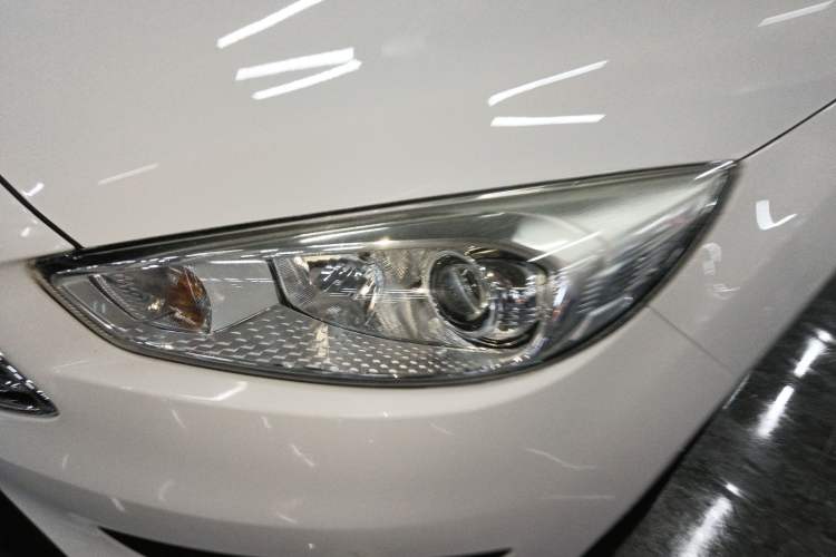 Used Ford Focus 2018 Sedan Classic 1.6L Automatic Trendy SmartDrive Edition Left Front Headlight