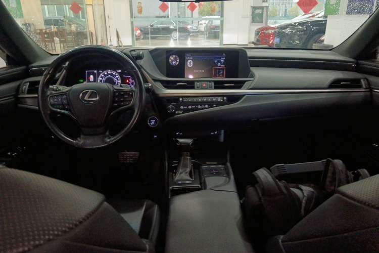 Used Lexus ES 2018 300h Premier Edition China VI Standard